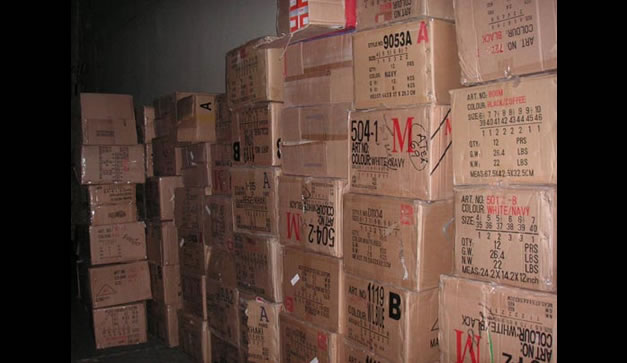 Un muro hecho de cajas de cart?n importadas paralelo al R?o Bravo