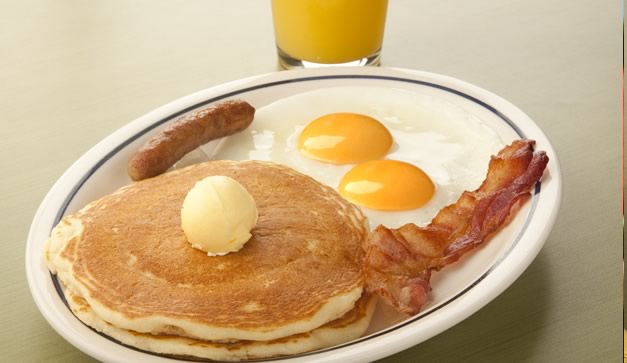 Two, two, two: dos hotcakes, dos huevos y dos tiras de tocino
