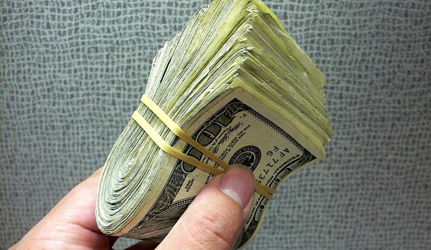 Sacar un fajo de billetes tambi�n es de farol
