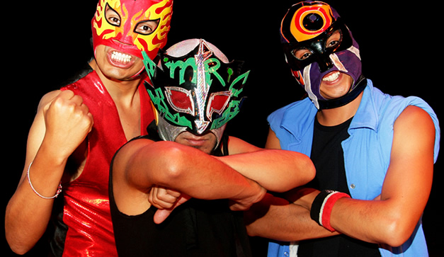 Los Sin Cara musicalizan el encuentro.