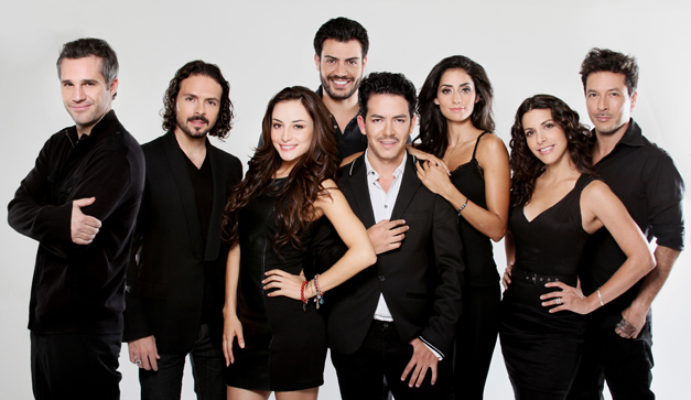 Todo el elenco con el director Manolo Caro, al centro.